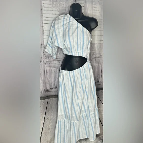 And now this off the shoulder dress - Picture 5 of 12